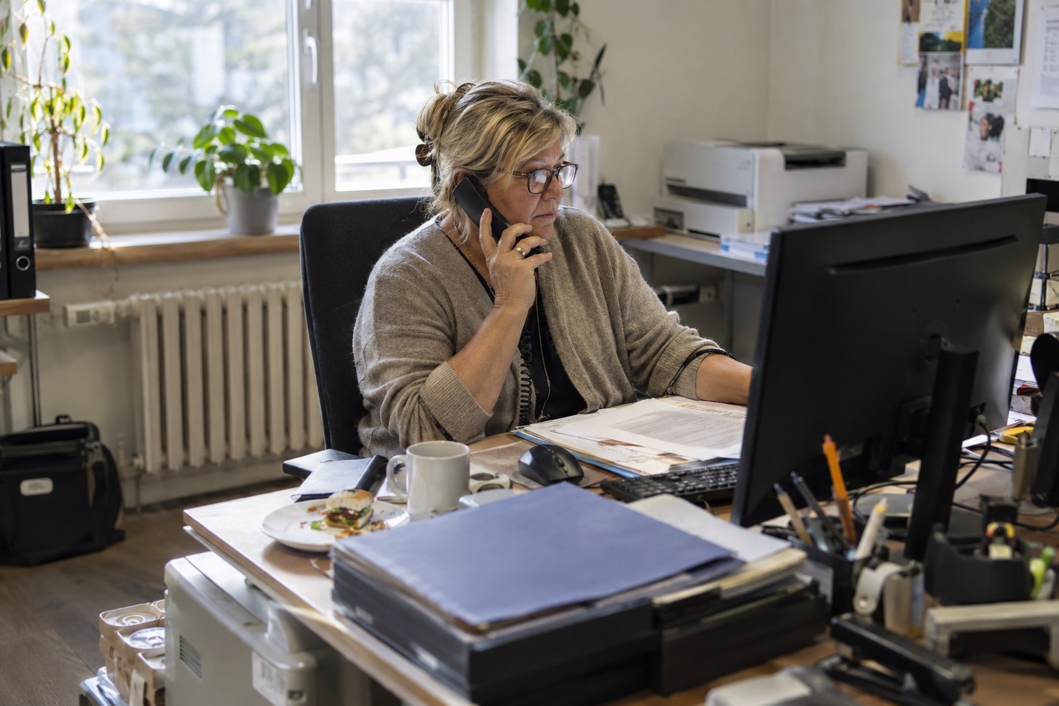 Mitarbeiterin am Telefon in der Verwaltung eines Betriebs